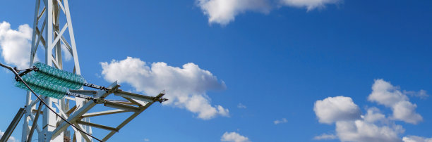 高压塔电线上的线路绝缘子。图片下载