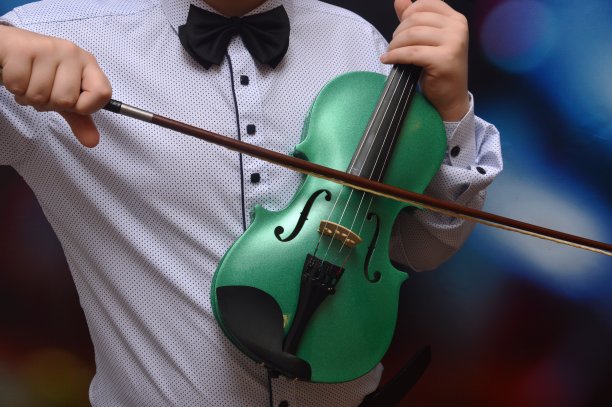 带着小提琴的孩子图片下载