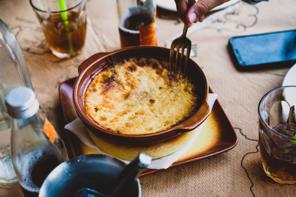 在希腊的餐厅酒馆里吃传统希腊食物的家庭。图片下载