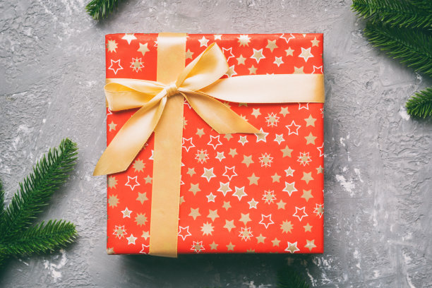 圣诞节装饰素材：圣诞礼物和杉树枝图片下载