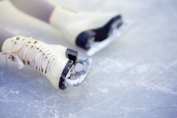 儿童花样滑冰在一个冰场的特写。花样滑冰-冬季运动图片下载