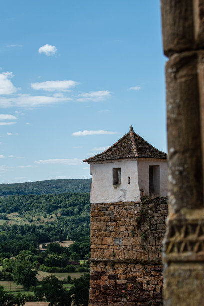 法国帕迪拉克悬崖上一座古建筑的垂直照片图片下载