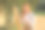 阳光下拍摄的一个红头发的女性绘画板与调色板在公园里图片下载