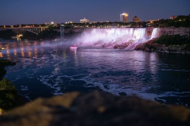 尼亚加拉大瀑布夜间照明的美丽照片图片下载