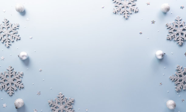 圣诞节和新年的背景概念。俯视图的圣诞星和雪花在柔和的蓝色背景。图片下载
