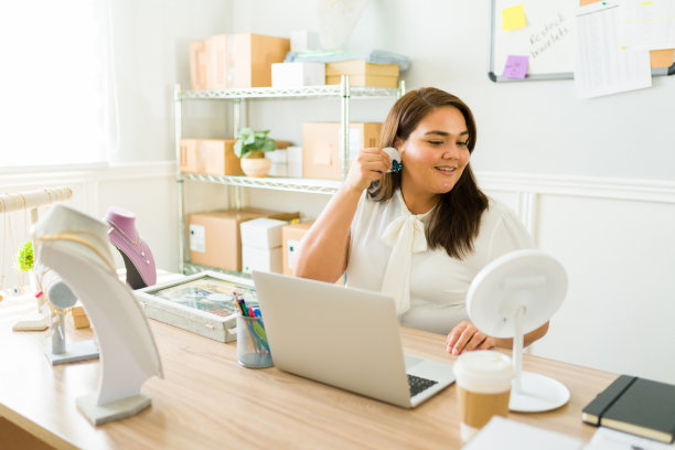 有魅力的女人在网上珠宝店工作图片下载
