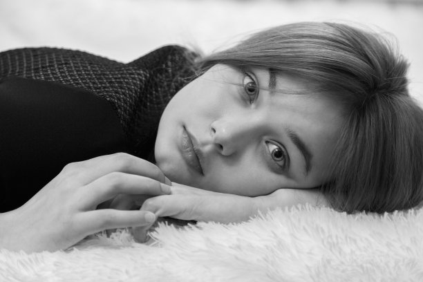 悲伤的年轻女人图片下载