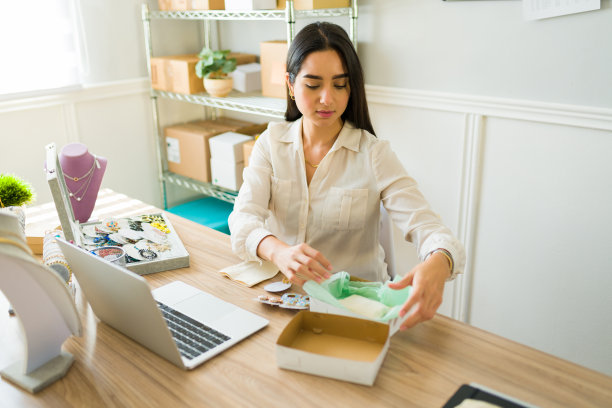 网上卖家正在处理她的网店的网上订单图片下载