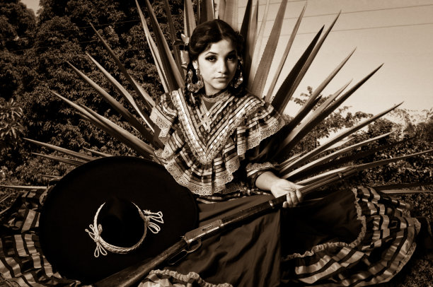 站在植物旁的女人肖像图片下载