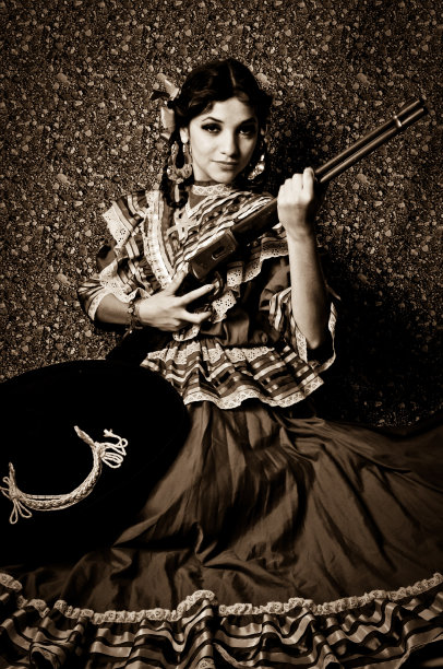 穿着传统服装的年轻女子图片下载