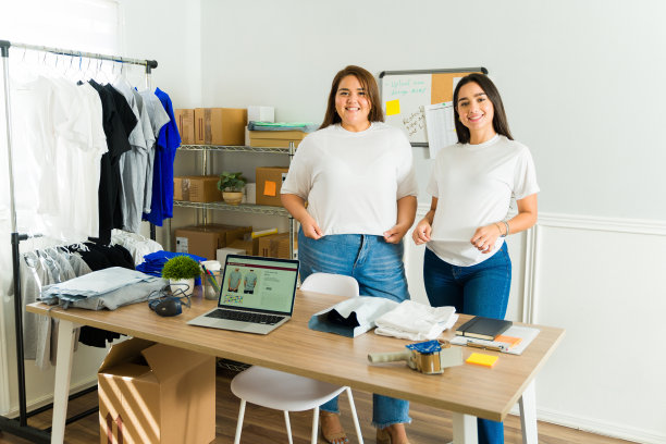 快乐的朋友在网上销售按需印刷t恤图片下载