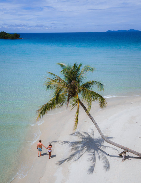 无人机拍摄的一对情侣走在泰国的热带海滩上图片下载
