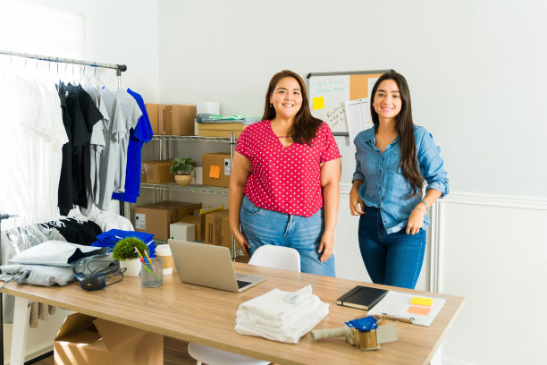 快乐的女人在网上卖t恤图片下载