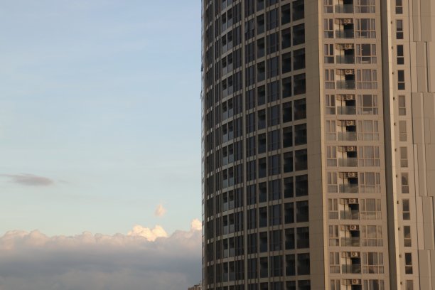 建筑在城市，现代豪华高层建筑。图片下载