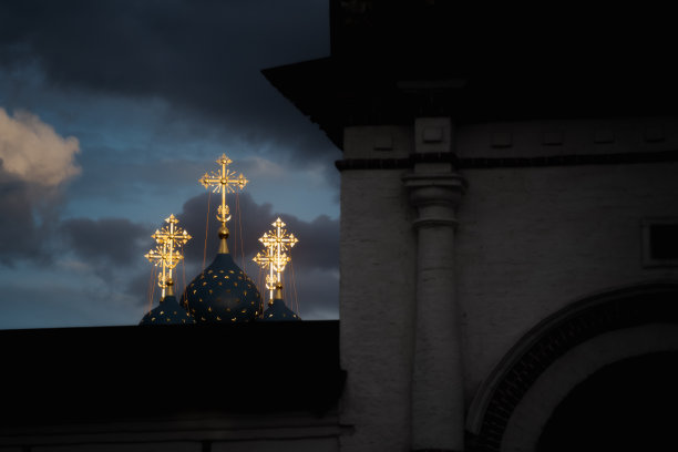 日落时分的Kolomenskoye公园东正教教堂。莫斯科,俄罗斯图片下载