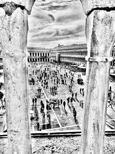 透过两根古老的石柱俯瞰圣马可广场。(黑白)图片下载