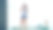 快乐的年轻女子正戴着耳机在家里的床上跳舞，享受着音乐。双人床，砖墙，全景窗和绿色植物。图片下载