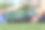 在户外运动场上伸展时的运动员脚特写图片下载
