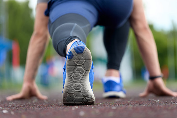 男选手在马拉松比赛中以较低的起跑成绩获得冠军图片下载