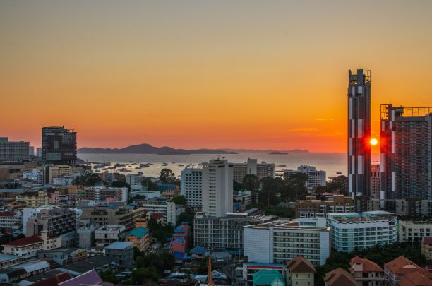 泰国春武里芭堤雅区的城市景观和建筑图片下载