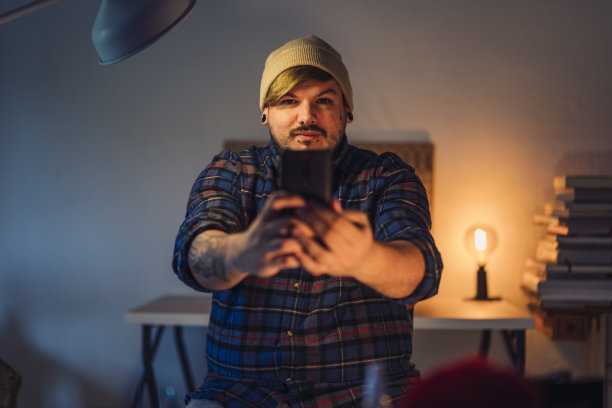 一个正在自拍的男人的特写画像，看着镜头很有吸引力图片下载
