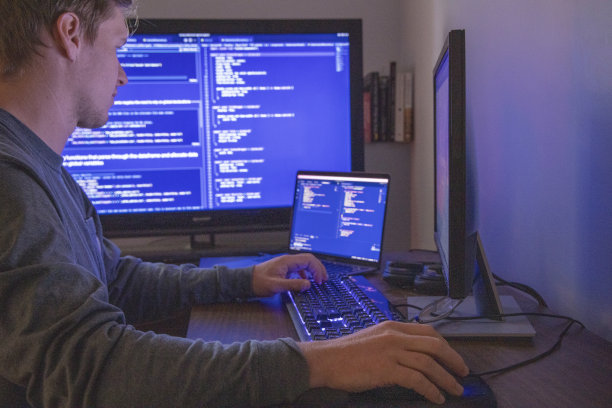 年轻人在开发网站时使用多台电脑图片下载