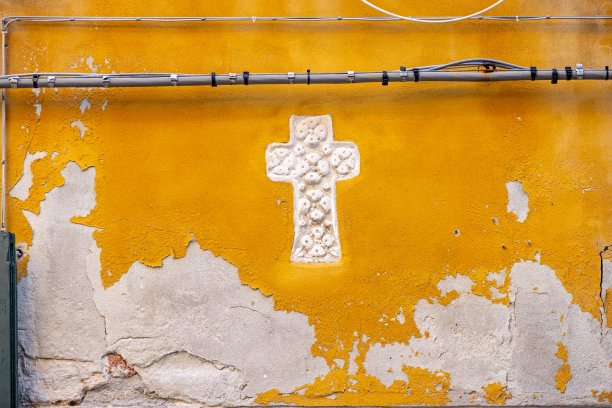 墙上的旧大理石十字架图片下载