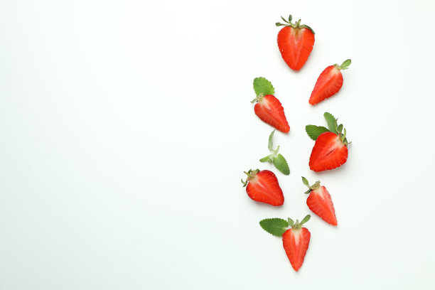 新鲜美味的草莓，白色背景的叶子图片下载