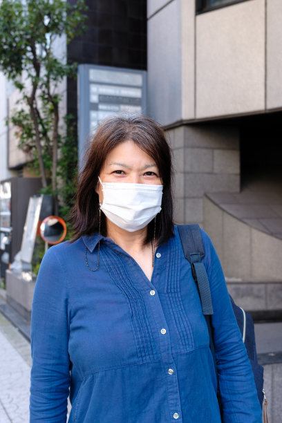 一个戴着口罩的女人。图片下载