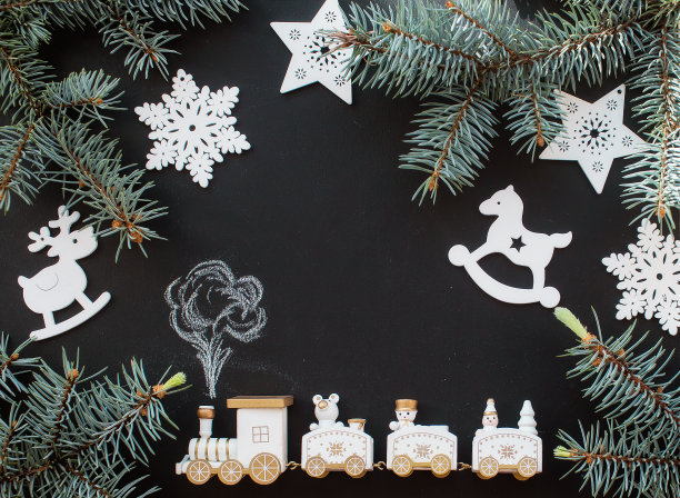 2023年新年快乐，背景设计，俯瞰松枝与球果，玩具，浆果和字母。平的。复制空间。2023年新年和圣诞节的概念。图片下载