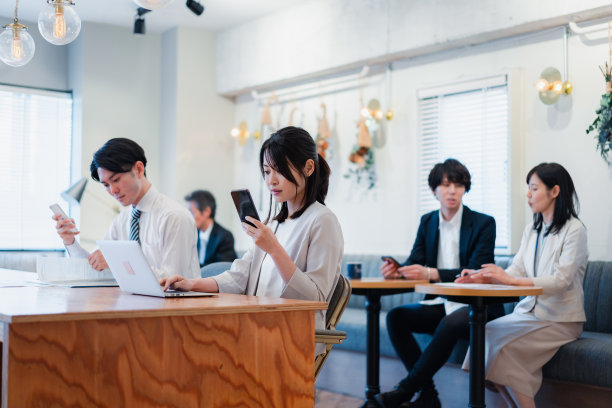 商务人士在café工作图片下载