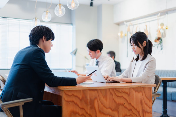 商务人士在café工作图片下载