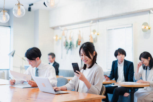 商务人士在café工作图片下载