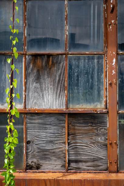 旧窗户被胶合板封住了，很脏，图片下载
