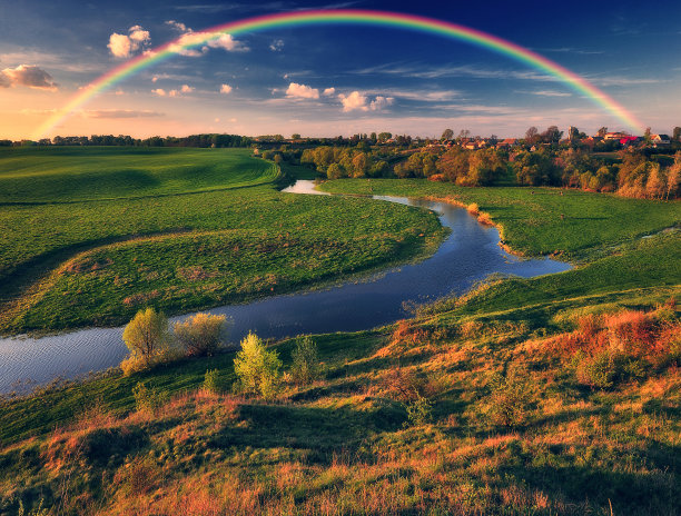 春江彩虹景观。五彩缤纷的早晨。乌克兰的性质图片下载