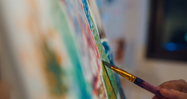 快乐的亚洲老年妇女，年长的人，成熟的女士戴着眼镜看画布聚焦艺术绘画在晚上的车间。图片下载