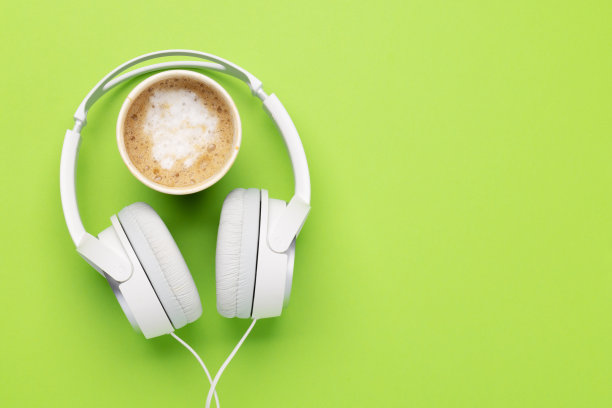 耳机和绿色的咖啡图片下载