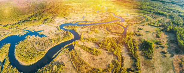 在阳光明媚的夏日，鸟瞰绿色的森林、树林和河流景观。从高处俯瞰欧洲美丽的自然风光。无人机的观点。鸟瞰图。全景全景。图片下载