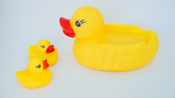 黄色的橡皮鸭孤立在白色的背景上图片下载
