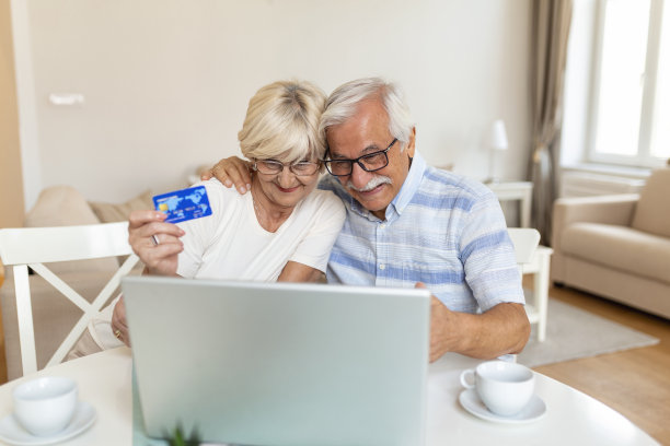 老夫妇用笔记本电脑在网上购物。老夫妇用笔记本电脑在线支付账单图片下载