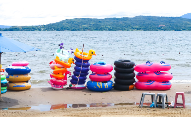 彩色游泳轮胎图片下载