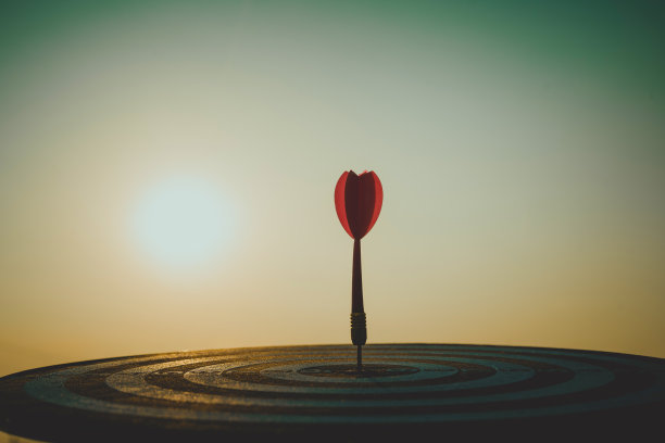 企业营销目标战略为概念。红色飞镖箭击中靶心靶击中靶心。图片下载