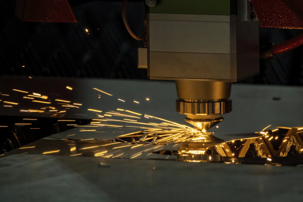 光纤激光切割机切割机切割金属板。图片下载