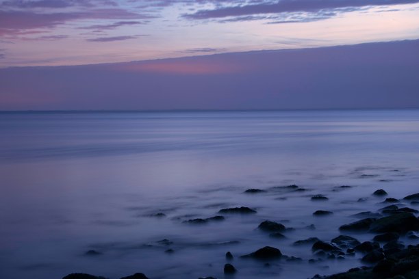 荷兰海岸的日出，美丽的粉色和蓝色。图片下载