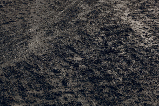 黑暗泥泞的道路背景与轮胎痕迹，肮脏的地面图片下载