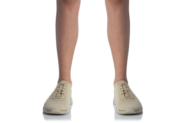 穿着运动鞋和鞋子的男人站在白色背景的前视图孤立的姿势图片下载