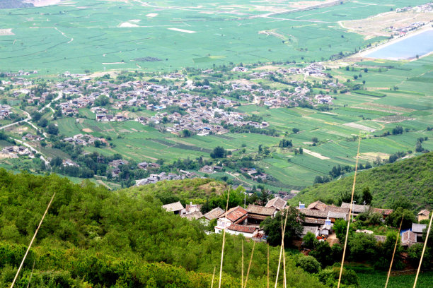 金沙江边的纳西村和田野图片下载