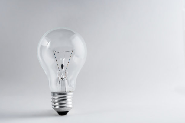 现实的灯泡照片孤立在白色背景。图片下载