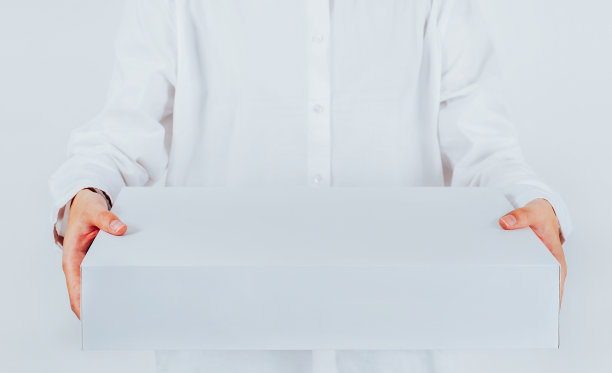 妇女手持盒子在白色背景post，包装和交付的概念与复制空间图片下载