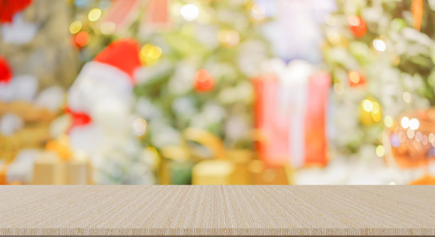 抽象模糊装饰的圣诞装饰松树在市场集市嘉年华背景与现代木材透视桌面为展示，广告，设计产品展示概念在圣诞快乐和新年快乐季节的概念图片下载